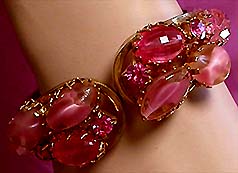 a beautiful vintage costume jewelry bracelet unsigned