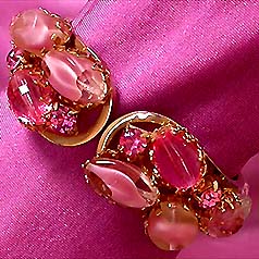a beautiful vintage costume jewelry bracelet unsigned