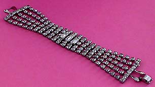a beautiful vintage costume jewelry bracelet unsigned