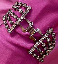 a beautiful vintage costume jewelry bracelet unsigned