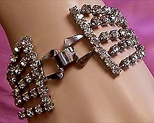 a beautiful vintage costume jewelry bracelet unsigned