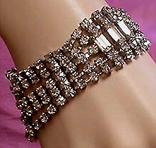 a beautiful vintage costume jewelry bracelet unsigned