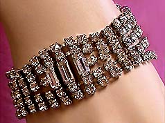a beautiful vintage costume jewelry bracelet unsigned