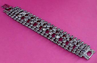 a beautiful vintage costume jewelry bracelet unsigned