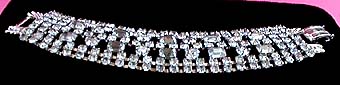 a beautiful vintage costume jewelry bracelet unsigned