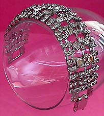 a beautiful vintage costume jewelry bracelet unsigned