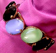 a beautiful vintage costume jewelry bracelet unsigned