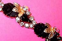 a beautiful vintage costume jewelry bracelet Unsigned
