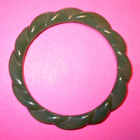 a beautiful vintage costume jewelry bracelet unsigned