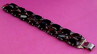 a beautiful vintage costume jewelry bracelet unsigned
