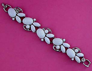 a beautiful vintage costume jewelry bracelet unsigned