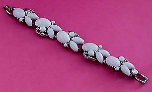 a beautiful vintage costume jewelry bracelet unsigned