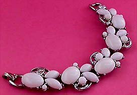 a beautiful vintage costume jewelry bracelet unsigned