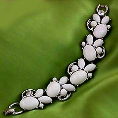 a beautiful vintage costume jewelry bracelet unsigned