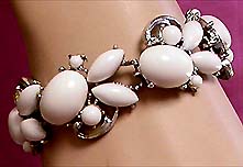 a beautiful vintage costume jewelry bracelet unsigned