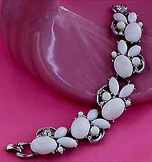 a beautiful vintage costume jewelry bracelet unsigned