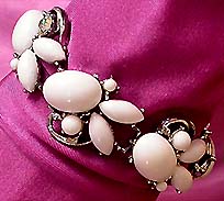 a beautiful vintage costume jewelry bracelet unsigned