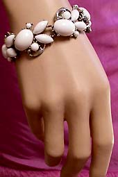 a beautiful vintage costume jewelry bracelet unsigned