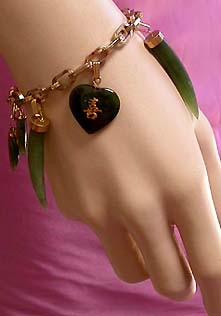 a beautiful vintage costume jewelry bracelet unsigned