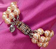 a beautiful vintage costume jewelry bracelet unsigned