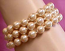 a beautiful vintage costume jewelry bracelet unsigned