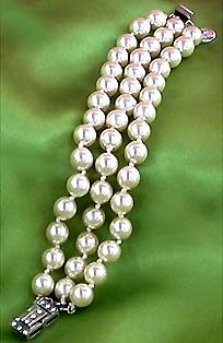 a beautiful vintage costume jewelry bracelet unsigned