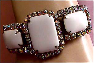a beautiful vintage costume jewelry bracelet unsigned