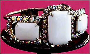 a beautiful vintage costume jewelry bracelet unsigned