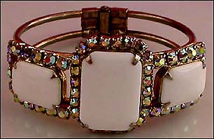 a beautiful vintage costume jewelry bracelet unsigned