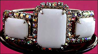 a beautiful vintage costume jewelry bracelet unsigned