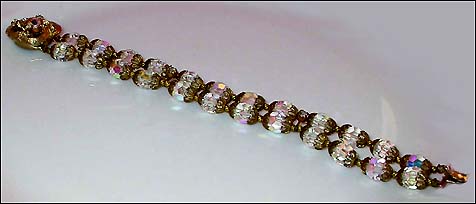 a beautiful vintage costume jewelry bracelet unsigned