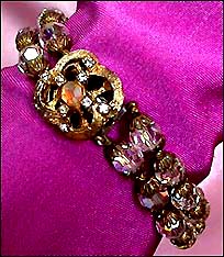 a beautiful vintage costume jewelry bracelet unsigned