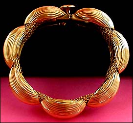 a beautiful vintage costume jewelry bracelet unsigned
