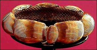 a beautiful vintage costume jewelry bracelet unsigned