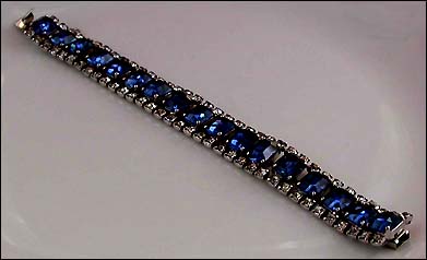 a beautiful vintage costume jewelry bracelet unsigned
