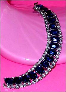 a beautiful vintage costume jewelry bracelet unsigned