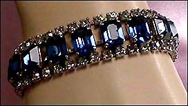 a beautiful vintage costume jewelry bracelet unsigned