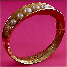 a beautiful vintage costume jewelry bracelet unsigned