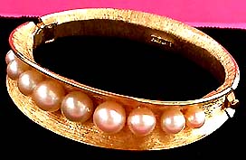 a beautiful vintage costume jewelry bracelet unsigned