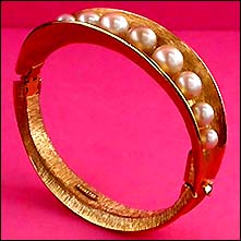 a beautiful vintage costume jewelry bracelet unsigned