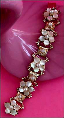 a beautiful vintage costume jewelry bracelet unsigned