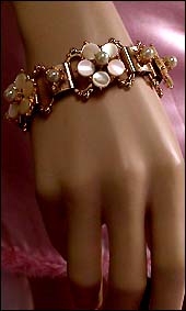 a beautiful vintage costume jewelry bracelet unsigned