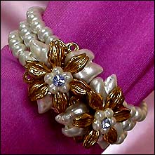 a beautiful vintage costume jewelry bracelet unsigned