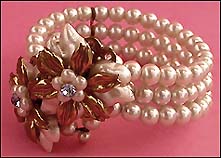 a beautiful vintage costume jewelry bracelet unsigned
