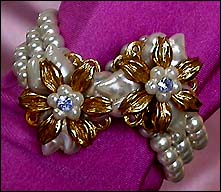 a beautiful vintage costume jewelry bracelet unsigned