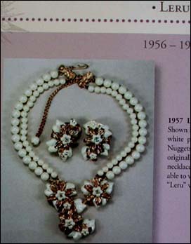 a beautiful vintage costume jewelry bracelet unsigned