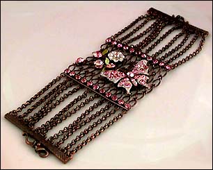 a beautiful vintage costume jewelry bracelet unsigned