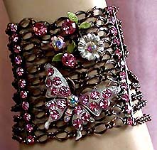 a beautiful vintage costume jewelry bracelet unsigned