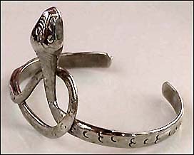 a beautiful vintage costume jewelry bracelet unsigned