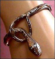 a beautiful vintage costume jewelry bracelet unsigned